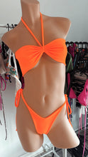 Load image into Gallery viewer, Neon Orange strapless bikini set S-M (6-10)
