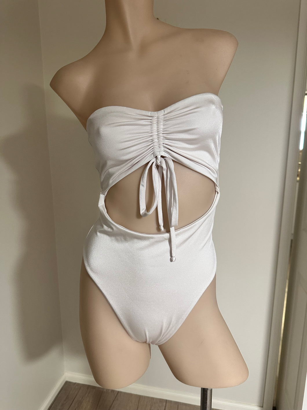 Strapless cut out one piece 8-10