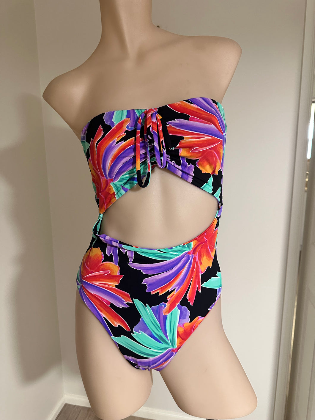 Strapless cut out one piece 8-10