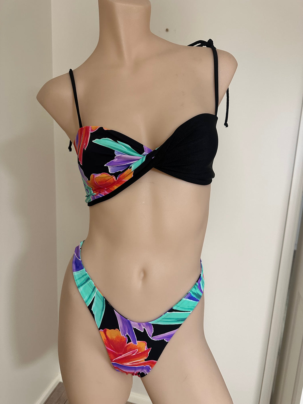 Twist front bikini set 8-10